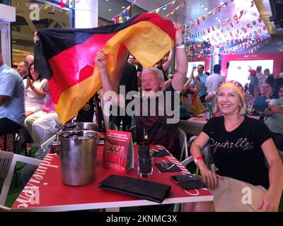 Doha, Qatar. 27th novembre 2022. Le « Stammtisch allemand » de Doha, la capitale du Qatar, applaudit un but allemand contre l'Espagne qui fut plus tard refusé pour offenser. Plusieurs dizaines d'Allemands ont regardé le match de la coupe du monde entre l'Allemagne et l'Espagne sur deux grands écrans dans un hôtel de luxe à Doha dimanche soir. La table des réguliers se réunit une fois par mois. Credit: Jan Kuhlmann/dpa/Alay Live News Banque D'Images