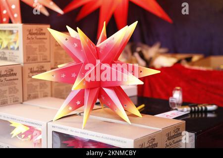 11/27/2022, Potsdam, Allemagne, marché de Noël lumières bleues dans le centre historique de la ville de Potsdam sur le 1st de l'Avent 2022. Banque D'Images