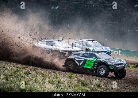 Punta Del Este, Uruguay. 27th novembre 2022. 11/27/2022 - Molly Taylor (AUS)/Kevin Hansen (SWE), Veloce Racing, leads Sara Price (USA)/RJ Anderson (Etats-Unis), Chip Ganassi Racing, suivi de Klara Andersson (SWE)/Nasser Al-Attiyah (QAT), Abt Cupra XE pendant le X-Prix Extreme E d'énergie à Punta del Este, Uruguay. (Photo par Charly Lopez/Motorsport Images/Sipa USA) crédit: SIPA USA/Alay Live News Banque D'Images