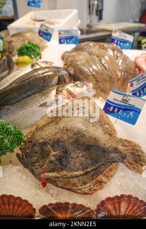 Poissons et fruits de mer frais en vente sur le marché de Las Halles, Biarritz, France Banque D'Images