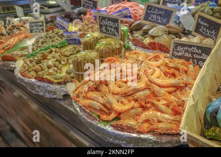 Poissons et fruits de mer frais en vente sur le marché de Las Halles, Biarritz, France Banque D'Images