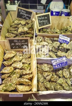 Poissons et fruits de mer frais en vente sur le marché de Las Halles, Biarritz, France Banque D'Images