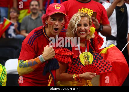 Doha, Qatar. 27th novembre 2022. Les fans espagnols soutiennent leur équipe lors du match du groupe E de la coupe du monde de la FIFA 2022 au stade Al Bayt à Doha, au Qatar, sur 27 novembre 2022. Photo de Chris Brunskill/UPI crédit: UPI/Alay Live News Banque D'Images