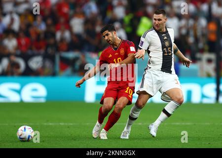 Doha, Qatar. 27th novembre 2022. Marco Asensio (L) d'Espagne en action avec Nikolas Sule d'Allemagne lors du match du groupe E de la coupe du monde de la FIFA 2022 au stade Al Bayt à Doha, au Qatar, sur 27 novembre 2022. Photo de Chris Brunskill/UPI crédit: UPI/Alay Live News Banque D'Images