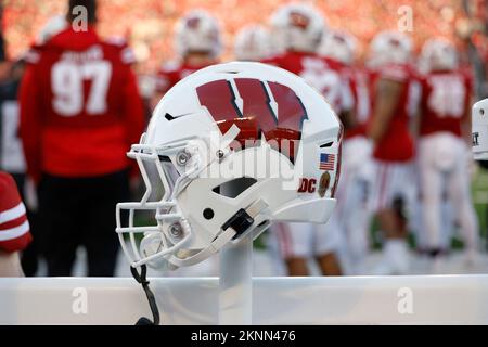 Madison, WI, États-Unis. 26th novembre 2022. Casque des Badgers du Wisconsin avec l'autocollant du mémorial du ÔDevin ChandlerÕ lors du match de football de la NCAA entre les Golden Gophers du Minnesota et les Badgers du Wisconsin au stade Camp Randall de Madison, WISCONSIN. Darren Lee/CSM/Alamy Live News Banque D'Images