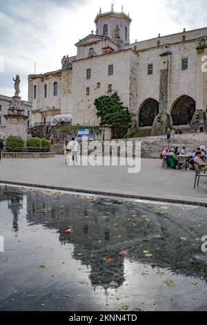 Santander, Espagne - 31 octobre 2022 : extérieur gothique de la cathédrale de Santander, Cantabrie, Espagne Banque D'Images