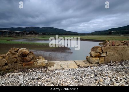 cambio climatico,sequía,calentamiento global,embalse de charco redondo,puente,falta de agua,pantano Banque D'Images