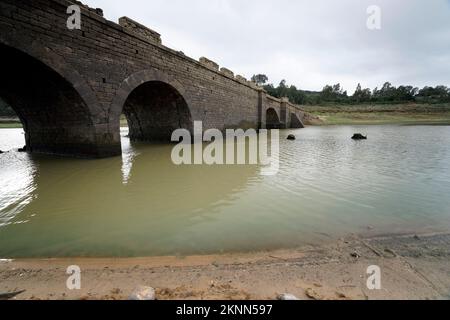 cambio climatico,sequía,calentamiento global,embalse de charco redondo,puente,falta de agua,pantano Banque D'Images