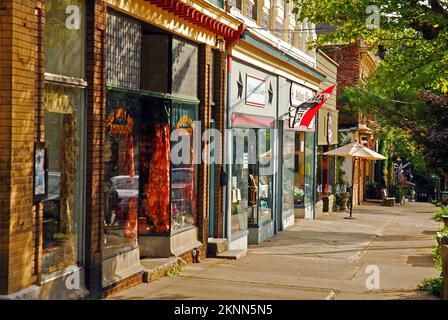 Des boutiques et des magasins indépendants peuplent le centre-ville de Cold Spring, New York. Banque D'Images