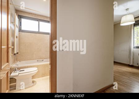 Chambre double vide avec salle de bains attenante avec carrelage en marbre et parquet en chêne français dans la chambre Banque D'Images