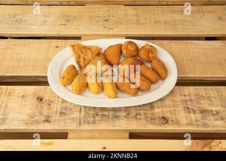 Plateau en porcelaine avec hors-d'œuvre frits typiques, croquettes de différentes saveurs, tapas espagnoles à la mi-journée Banque D'Images