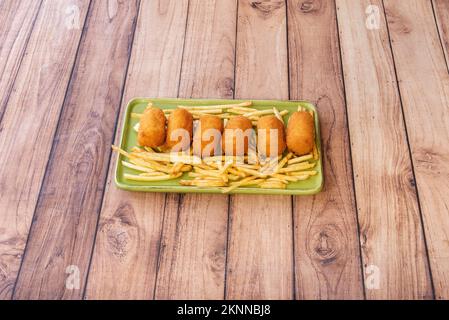 La croquette est une portion de pâte faite d'une sauce dense comme le bechamel et un mincemeat de divers ingrédients, qui a été enrobée d'oeuf et br Banque D'Images