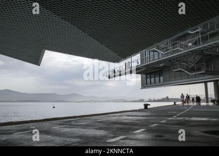 Santander, Espagne - 31 octobre 2022 : vue sur le port de Santander et les remparts de la ville depuis le centre artistique Centro Botin. Santander, Cantabrie Banque D'Images