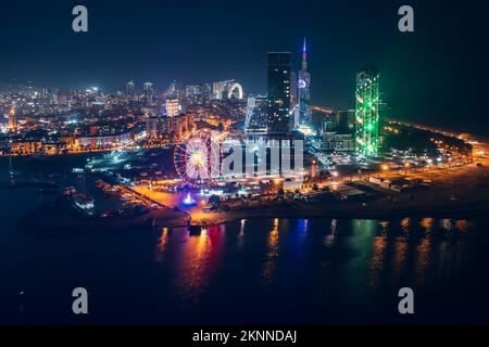 Vue aérienne nocturne de la station balnéaire de Batumi dans la ville historique, Géorgie. Banque D'Images