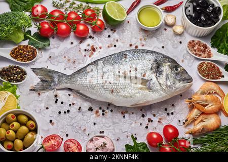 Fond de la nourriture du poisson frais. Différents fruits de mer, crevettes et caviar rouge. Poisson pour cuisiner avec des herbes, des légumes et des épices isolées sur fond blanc Banque D'Images
