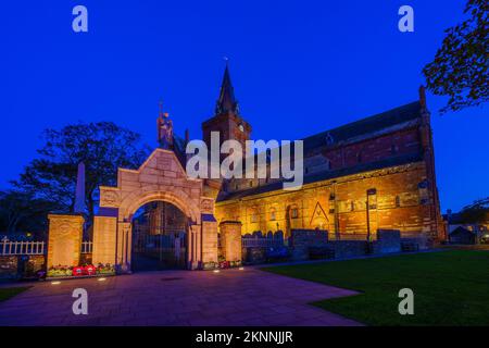 Vue nocturne de la cathédrale St Magnus, à Kirkwall, Orcades, Écosse, Royaume-Uni Banque D'Images