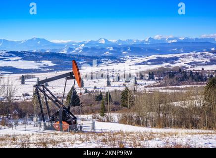 Un cric à pompe sur un puits de pétrole dans les contreforts de l'Alberta Banque D'Images