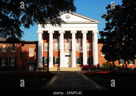 Le Lyceum est le plus ancien bâtiment du campus de l'Université du Mississippi Banque D'Images