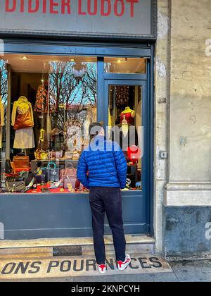 Paris, France, homme regardant dans la vitrine, magasin de vêtements de luxe Vintage d'occasion, 'Didier Ludot', (jardins du Palais Royale) façades de magasins, parcourir boutique vintage, shopping tourisme mode Banque D'Images