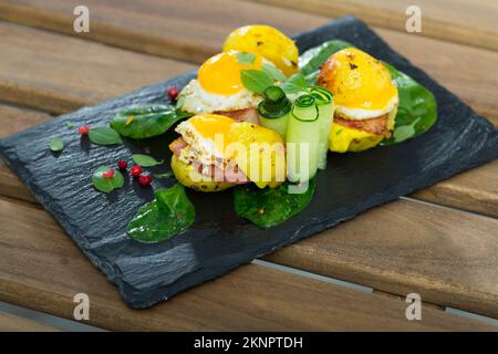 Hamburgers de pommes de terre avec œuf de caille Banque D'Images