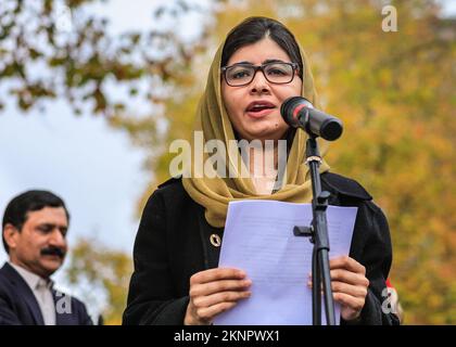 Londres, Royaume-Uni. 27th novembre 2022. Malala Yousafzai, lauréate du prix Nobel de la paix, militante des droits de l'homme et militante de l'éducation des femmes, prend la parole à l'occasion de cet événement. Avec son père et activiste de l'éducation Ziauddin Yousafzai en arrière-plan. Ses deux parents sont également présents. La Marche pour la liberté pour les femmes et les filles afghanes la liberté et l'éducation sont organisées par Stand4NRF et la Marche pour les femmes. Il progresse de Hyde Park à Downing Street, où plusieurs orateurs prennent sur scène pour parler des droits et libertés des femmes afghanes. Credit: Imagetraceur/Alamy Live News Banque D'Images