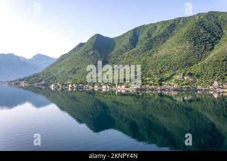 Réflexions côtières du pont du bateau de croisière Marell Explorer II, baie de Kotor (Boka kotorska), Kotor, Dalmatie, Monténégro Banque D'Images