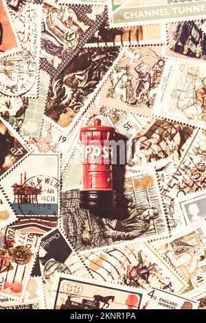 Des œuvres d'art britanniques traditionnelles sont encore en vie sur une Grande-Bretagne emblématique Boîte postale sur une distribution abstraite de timbres de l'Angleterre Banque D'Images