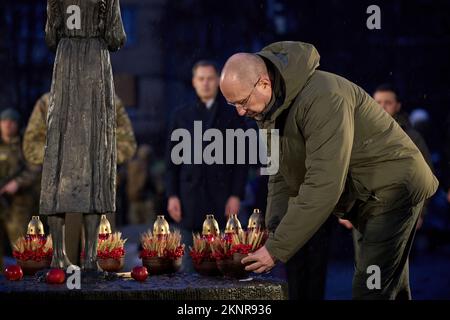 À l'occasion du 90th anniversaire de l'Holodomor de 1932-1933, Le président de l'Ukraine, Volodymyr Zelensky et la première dame, Olena Zelenska, ainsi que le Premier ministre du Royaume de Belgique, Alexander de Croo et le Premier ministre de la République de Lituanie, Ingrida Šimonytė, ont participé à une cérémonie pour commémorer les victimes de la famine en Ukraine. Banque D'Images