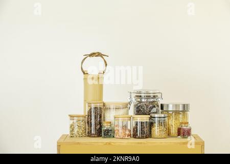 Pots à épices et à condiments sur boîte en bois de bambou Banque D'Images