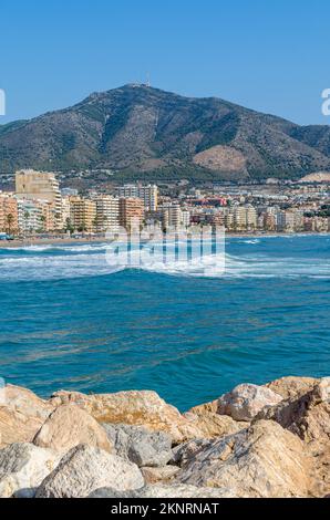 FUENGIROLA, ESPAGNE - 13 OCTOBRE 2021 : vue sur la plage de Fuengirola, ville située sur la Costa del sol, Andalousie, sud de l'Espagne Banque D'Images