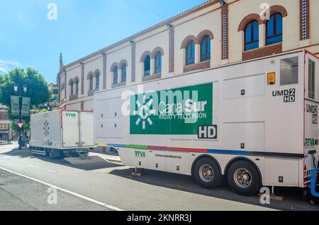 FUENGIROLA, ESPAGNE - 8 OCTOBRE 2021 : camion de l'équipe de radio de télévision locale andalouse Canal sur en face de l'arène à Fuengirola, Andalousie, Banque D'Images