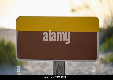 Panneau vide avec espace de copie sur la plage de bord de mer avec de petites dunes de sable et une végétation herbeuse le soir d'été chaud Banque D'Images