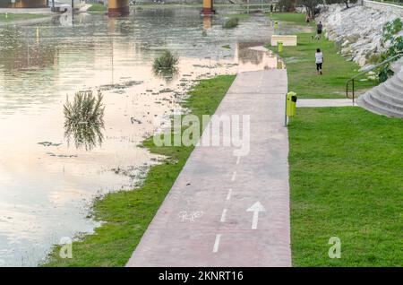 FUENGIROLA, ESPAGNE - 11 OCTOBRE 2021 : zone inondée sur les rives de la rivière Fuengirola pendant une tempête dans la ville de Fuengirola, Andalousie, sud Banque D'Images