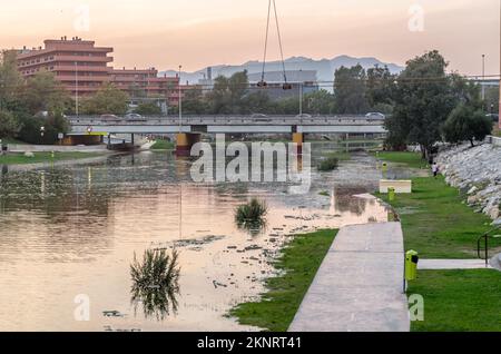 FUENGIROLA, ESPAGNE - 11 OCTOBRE 2021 : zone inondée sur les rives de la rivière Fuengirola pendant une tempête dans la ville de Fuengirola, Andalousie, sud Banque D'Images