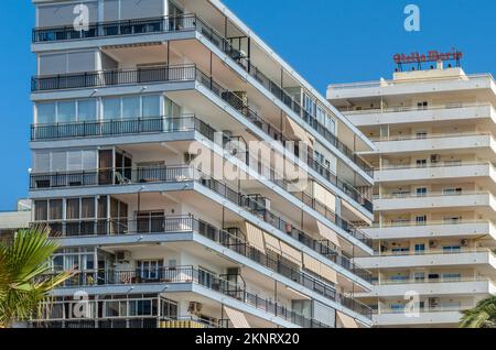 FUENGIROLA, ESPAGNE - 13 OCTOBRE 2021 : bâtiments et hôtels modernes sur le front de mer à Fuengirola, Andalousie, sud de l'Espagne Banque D'Images