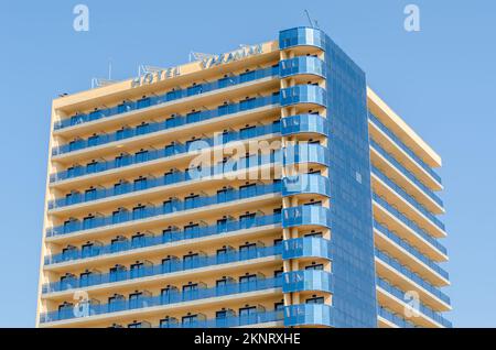 FUENGIROLA, ESPAGNE - 13 OCTOBRE 2021 : bâtiments et hôtels modernes sur le front de mer à Fuengirola, Andalousie, sud de l'Espagne Banque D'Images