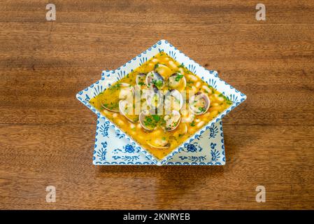 Les fabes aux palourdes sont un plat typique de la cuisine des Asturies dans lequel les principaux ingrédients sont la faba et les palourdes des Asturies. Banque D'Images