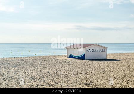 FUENGIROLA, ESPAGNE - 9 OCTOBRE 2021 : kiosque de surf sur la plage de Fuengirola, Costa del sol, Andalousie, sud de l'Espagne Banque D'Images