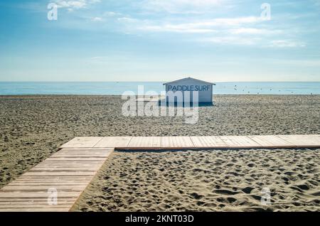 FUENGIROLA, ESPAGNE - 9 OCTOBRE 2021 : kiosque de surf sur la plage de Fuengirola, Costa del sol, Andalousie, sud de l'Espagne Banque D'Images