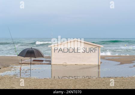 FUENGIROLA, ESPAGNE - 11 OCTOBRE 2021 : kiosque de surf sur la plage de Fuengirola, Costa del sol, Andalousie, sud de l'Espagne Banque D'Images