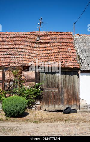 Une ancienne maison en bois délabrée à Bledzew en Pologne Banque D'Images