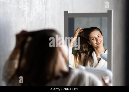 Jolie femme séchant vos cheveux après la douche Banque D'Images