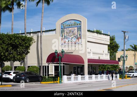 Miami, États-Unis. 27th novembre 2022. L'extérieur du restaurant Versailles. Felipe Valls Sr., fondateur du légendaire Versailles Cuban Restaurant de Miami, Dies, à 89 le 27 novembre 2022 à Miami, Floride, États-Unis. Credit: SIPA USA/Alay Live News Banque D'Images