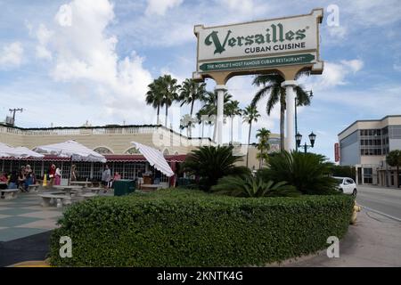 Miami, États-Unis. 27th novembre 2022. L'extérieur du restaurant Versailles. Felipe Valls Sr., fondateur du légendaire Versailles Cuban Restaurant de Miami, Dies, à 89 le 27 novembre 2022 à Miami, Floride, États-Unis. Credit: SIPA USA/Alay Live News Banque D'Images
