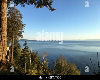 Lever de soleil sur la côte est de l'île de Vancouver à Qualicum Bay, Colombie-Britannique, Canada Banque D'Images