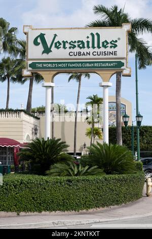 Miami, États-Unis. 27th novembre 2022. L'extérieur du restaurant Versailles. Felipe Valls Sr., fondateur du légendaire Versailles Cuban Restaurant de Miami, Dies, à 89 le 27 novembre 2022 à Miami, Floride, États-Unis. Credit: SIPA USA/Alay Live News Banque D'Images