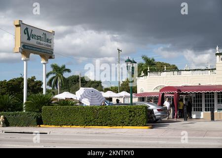 Miami, États-Unis. 27th novembre 2022. L'extérieur du restaurant Versailles. Felipe Valls Sr., fondateur du légendaire Versailles Cuban Restaurant de Miami, Dies, à 89 le 27 novembre 2022 à Miami, Floride, États-Unis. Credit: SIPA USA/Alay Live News Banque D'Images