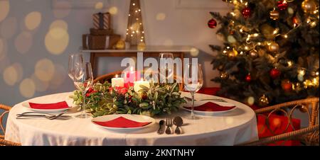 Magnifique cadre de table pour le dîner de Noël à la maison le soir Banque D'Images