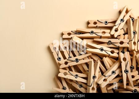 Tas de clothpins en bois sur fond de couleur Banque D'Images