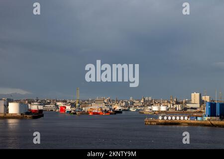 25 novembre 2022. Aberdeen, Écosse. C'est la vue d'Aberdeen City de l'autre côté du port de Torry. Banque D'Images